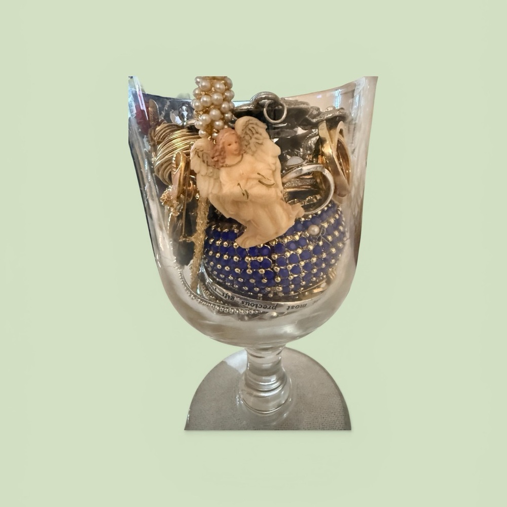 JEWELRY in jar all in excellent wearable condition
Brooch 
Necklace 
Rings - Picture 4 of 10